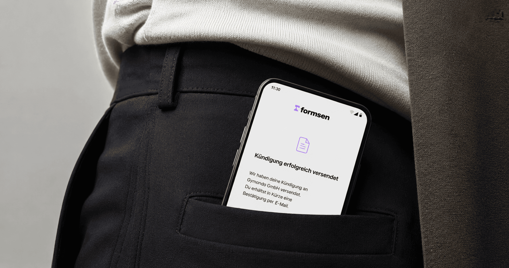 Bestätigung der versendeten Kündigung auf dem Smartphone neben dem adressierten Umschlag
